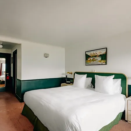 Experimental ホテル